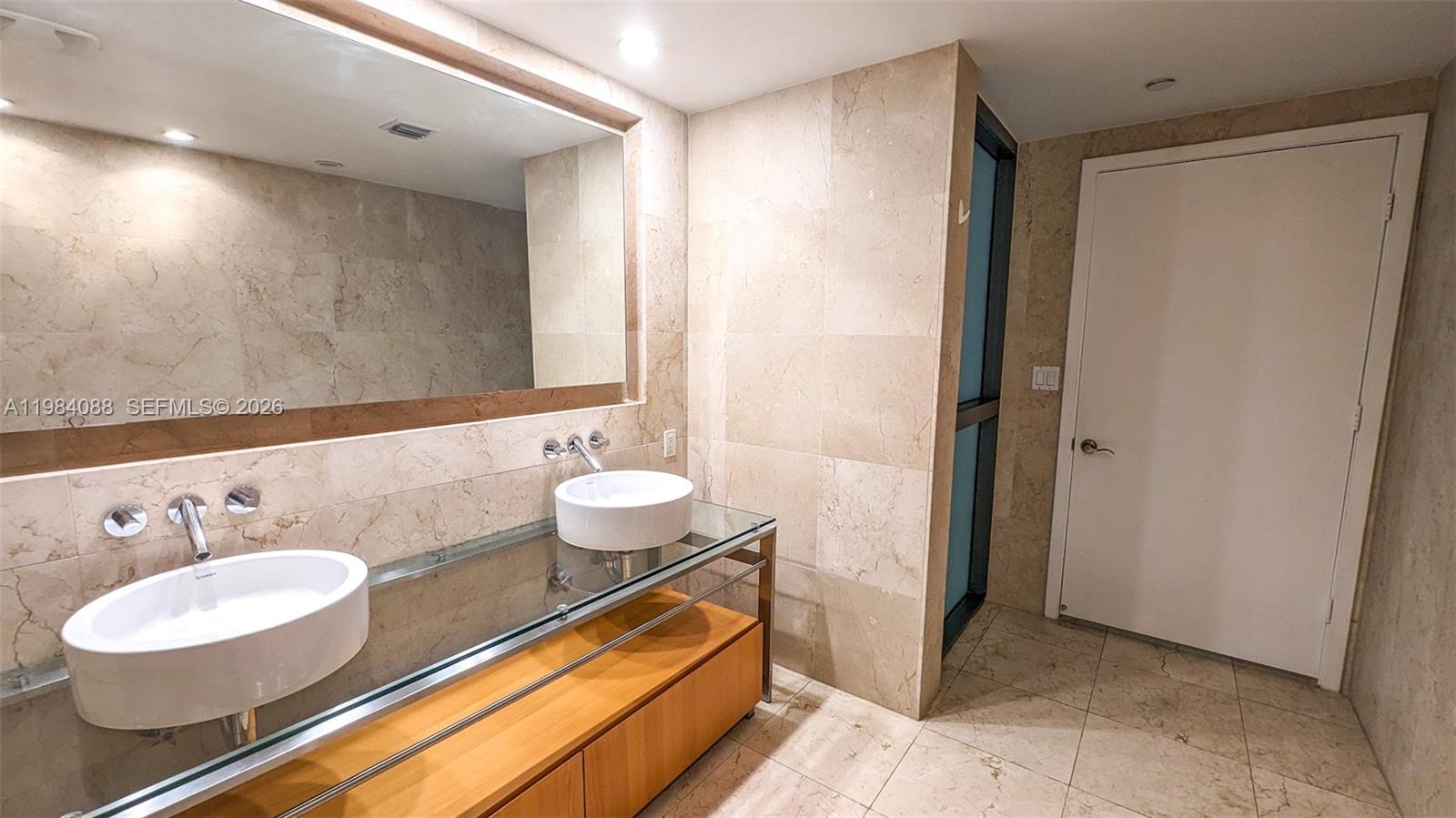 6000 Collins Ave #111 Miami Beach, FL 33140