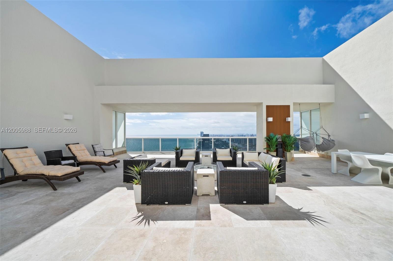 image Beach Club 212