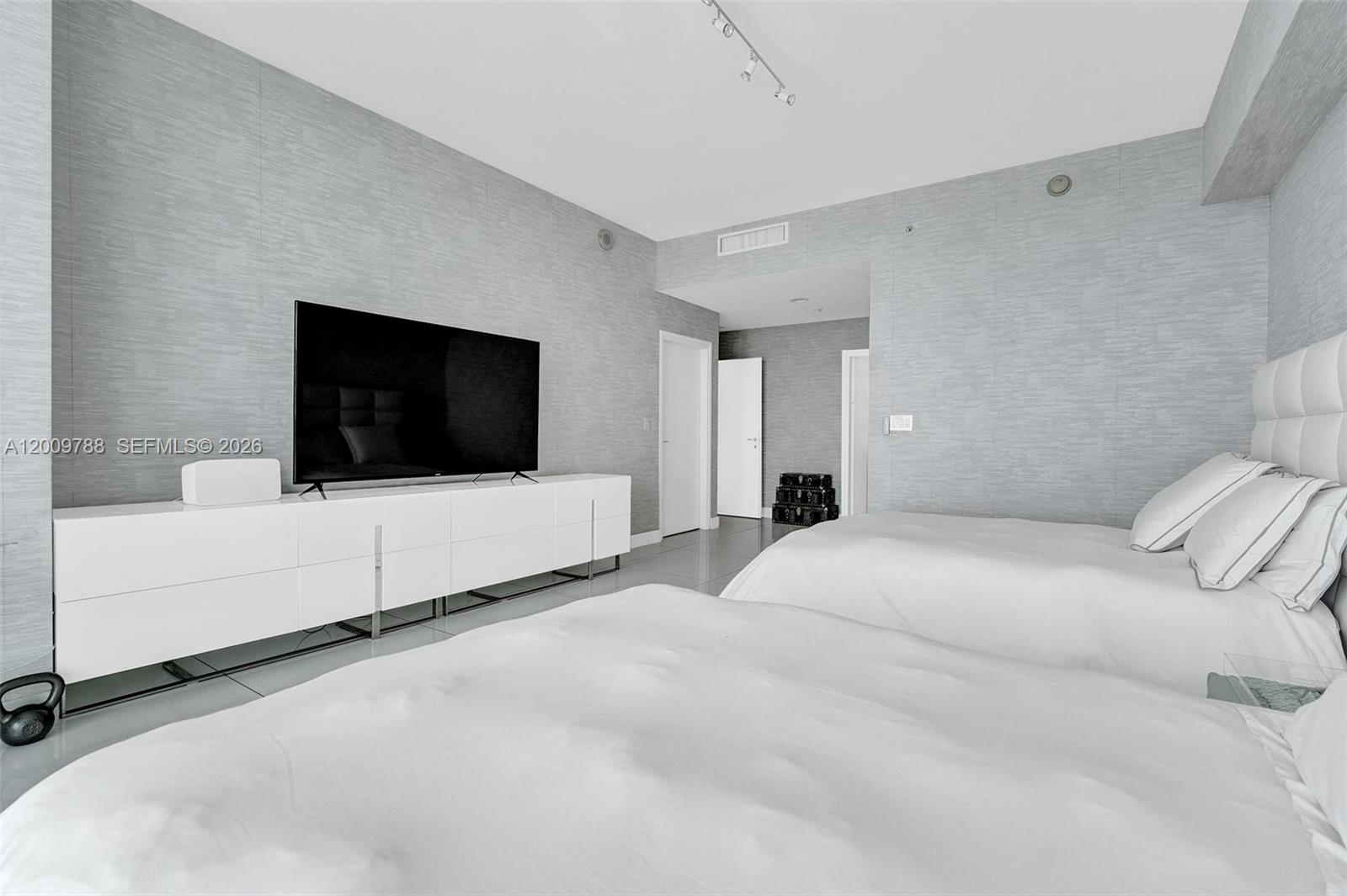 50 S Pointe Dr #2102 Miami Beach, FL 33139