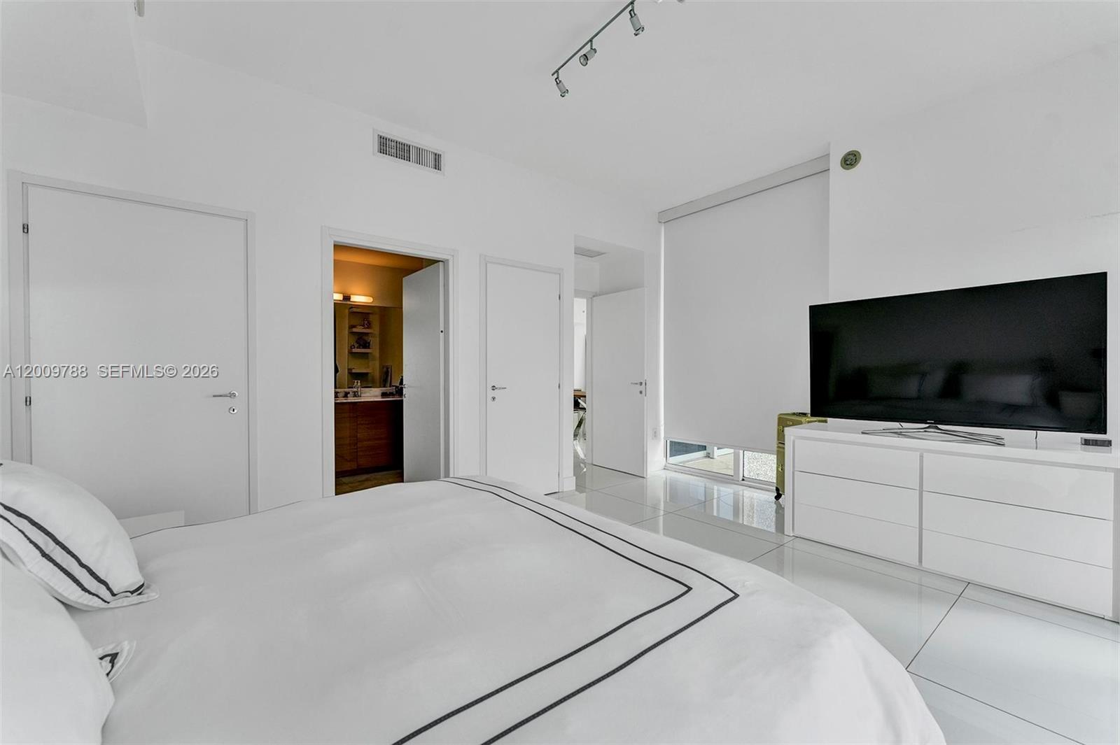 50 S Pointe Dr #2102 Miami Beach, FL 33139