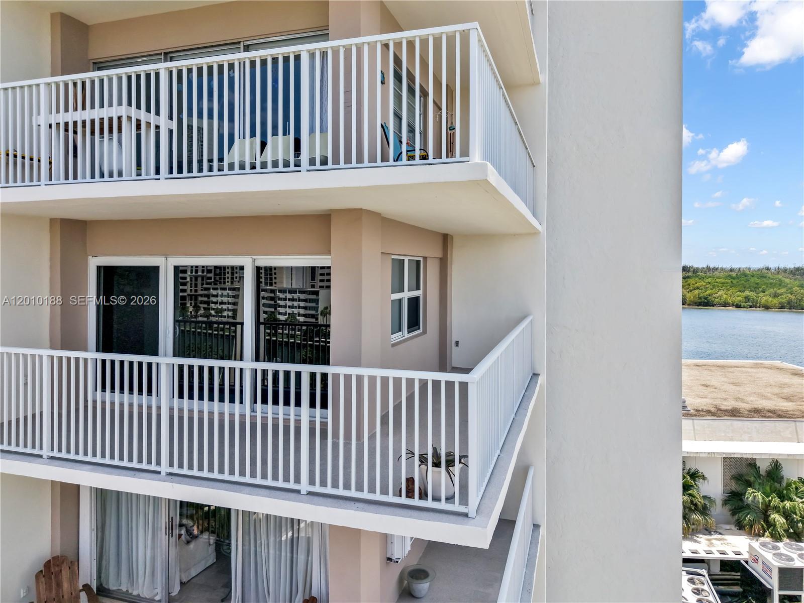 image Arlen House Condo4