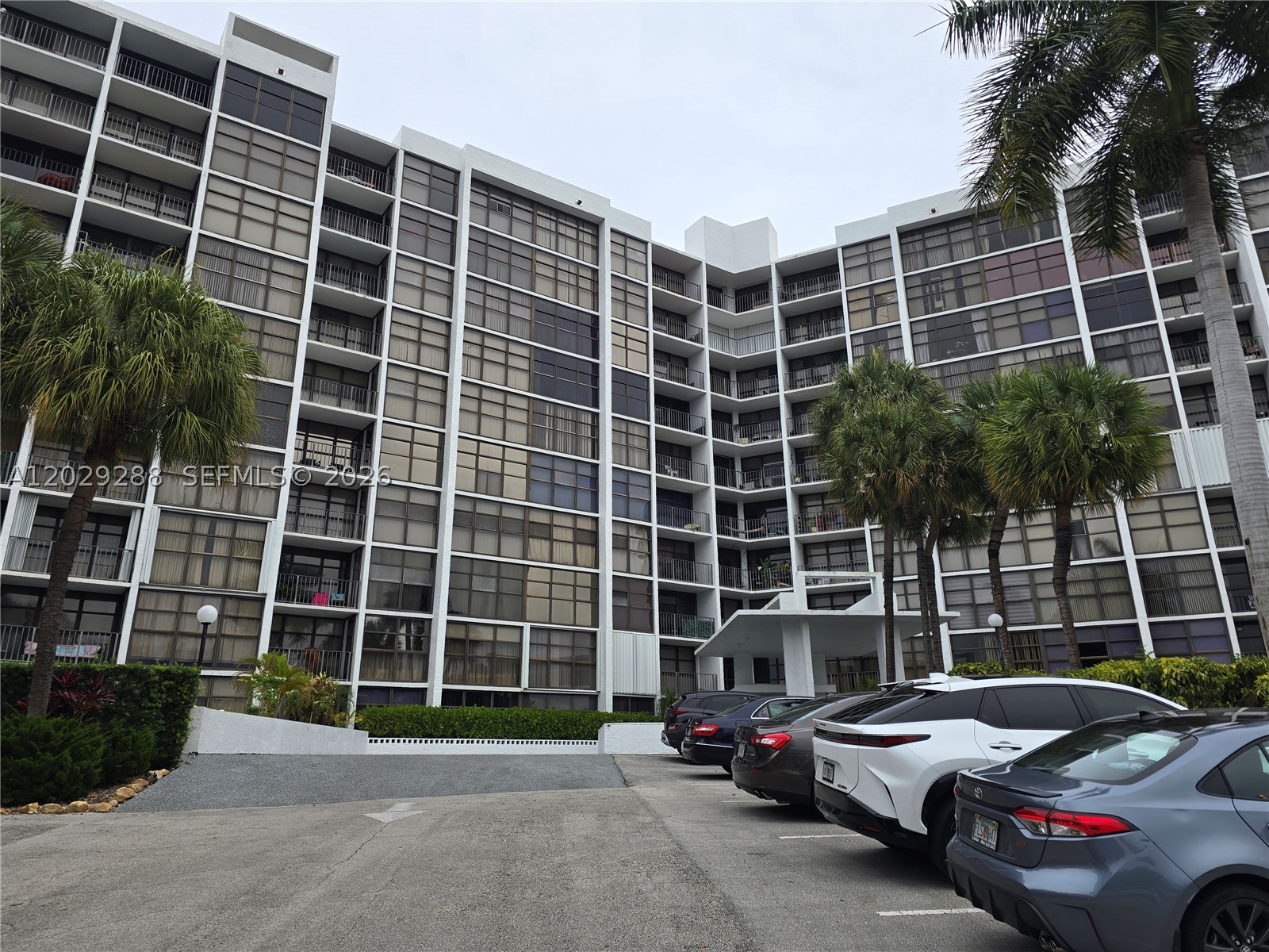 400 Leslie Dr #416