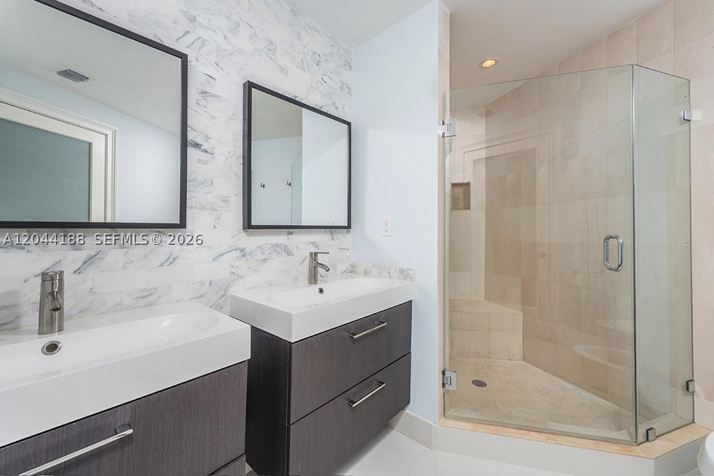 300 S Pointe Dr #706 Miami Beach, FL 33139
