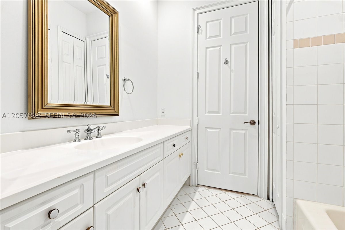 996 Sanibel Dr Hollywood, FL 33019