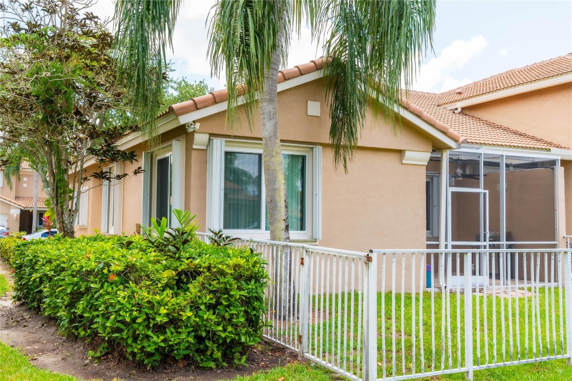 1102 SW 158th Pembroke Pines, FL 33027