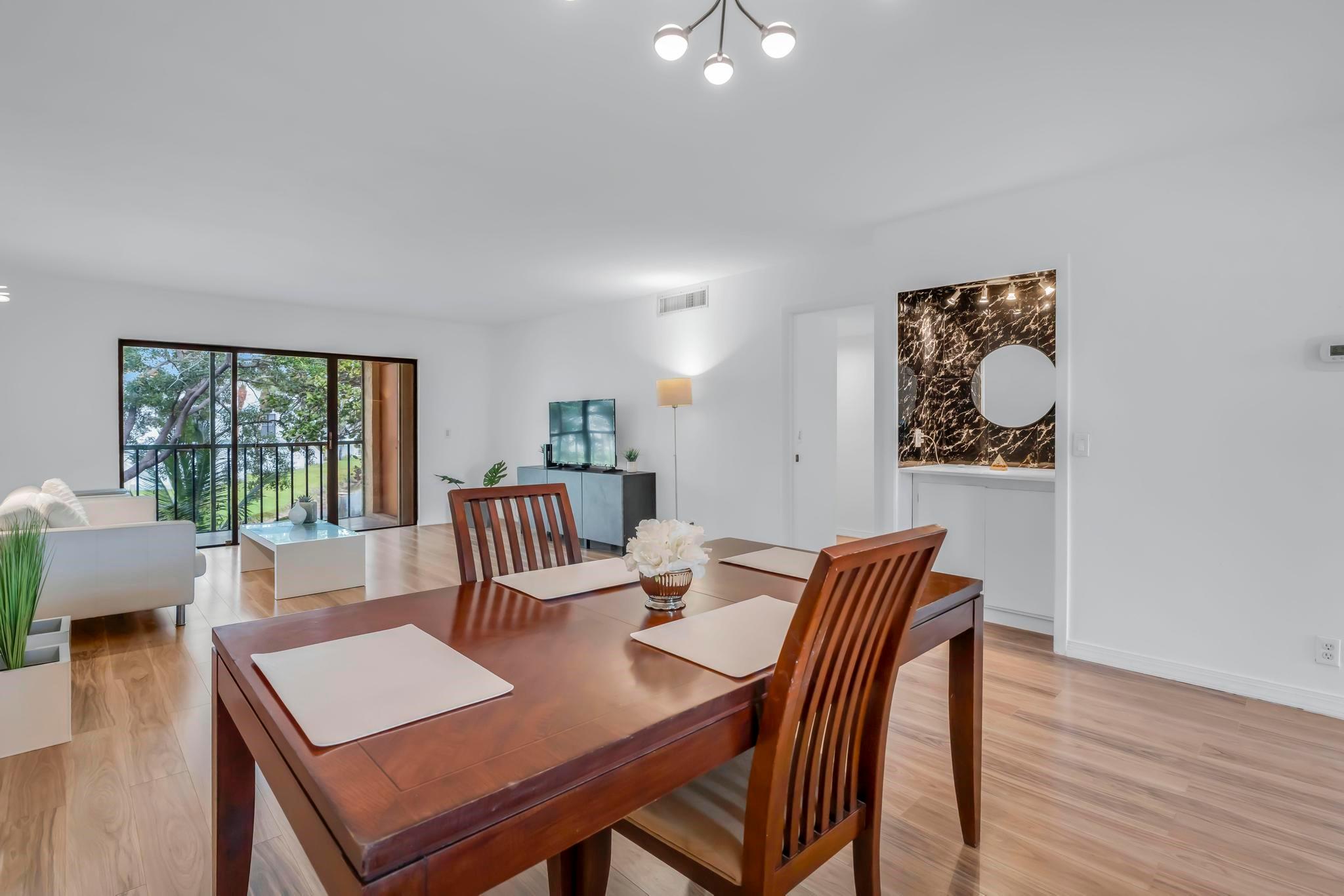 170 Lakeview Dr #203 Weston, FL 33326