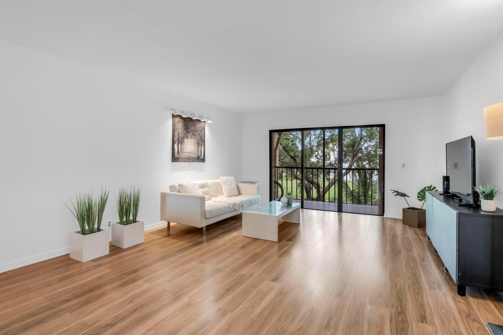 170 Lakeview Dr #203 Weston, FL 33326