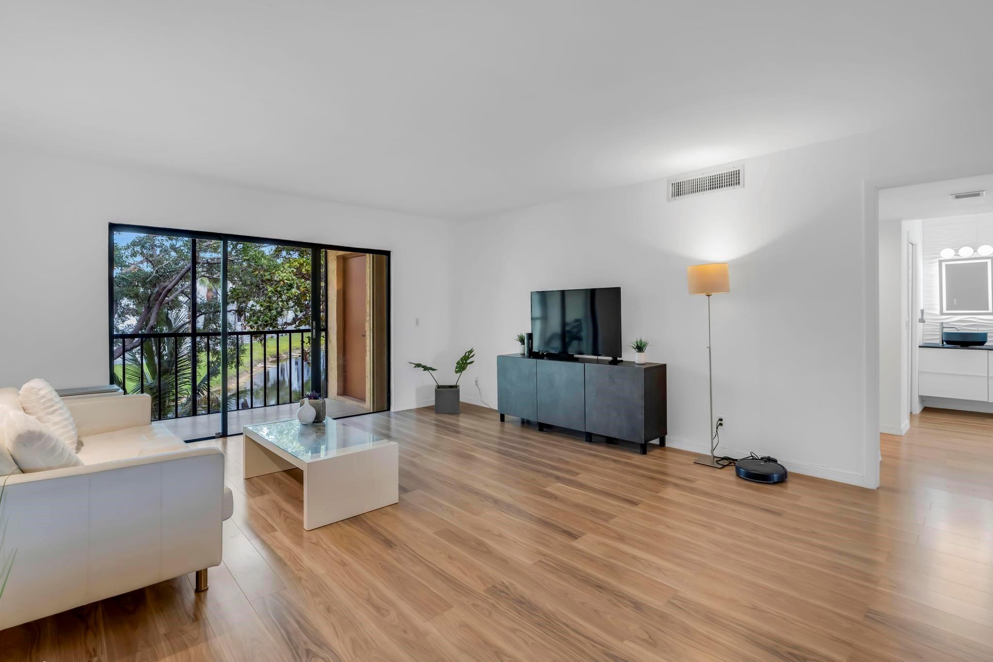 170 Lakeview Dr #203 Weston, FL 33326