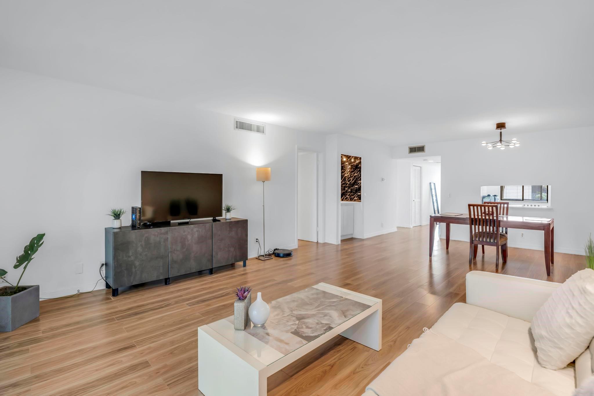 170 Lakeview Dr #203 Weston, FL 33326