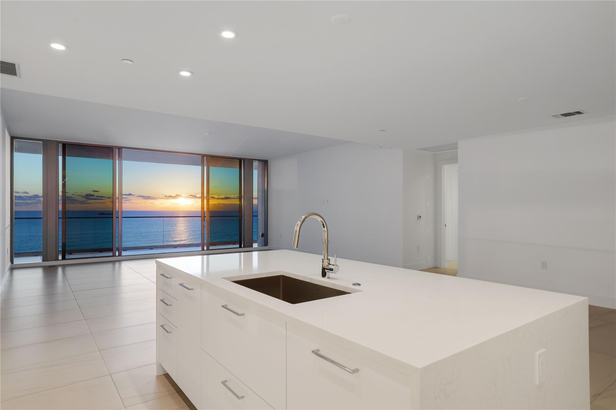 153 N Seabreeze Blvd #1001S