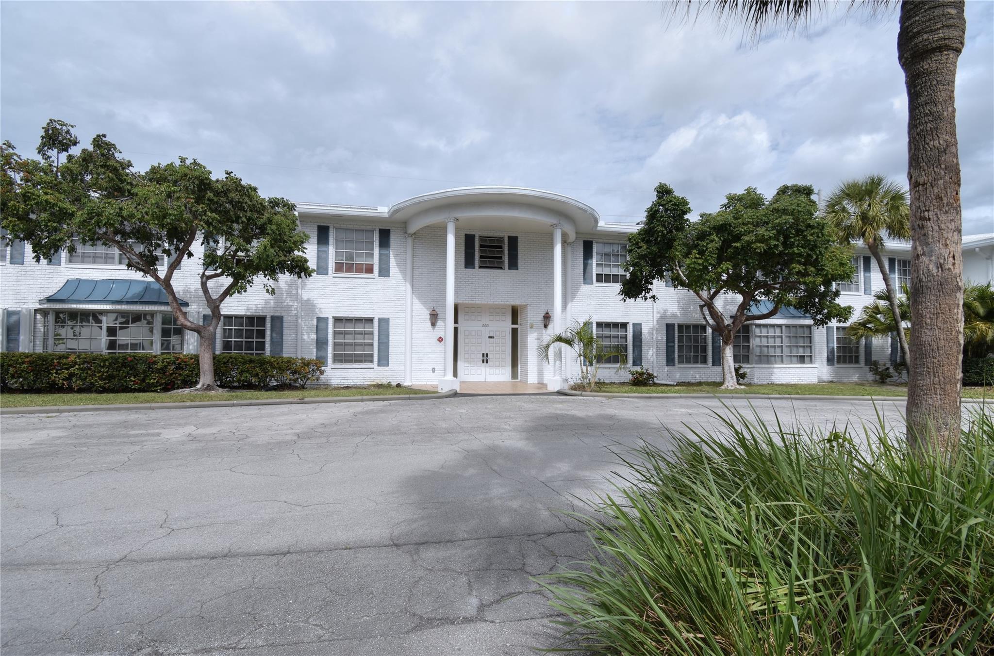 2221 NE 68th St #932