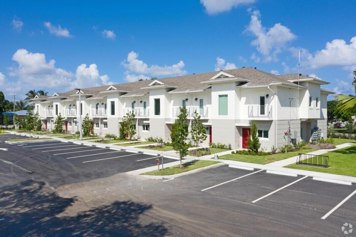 3902 Melaleuca Ln