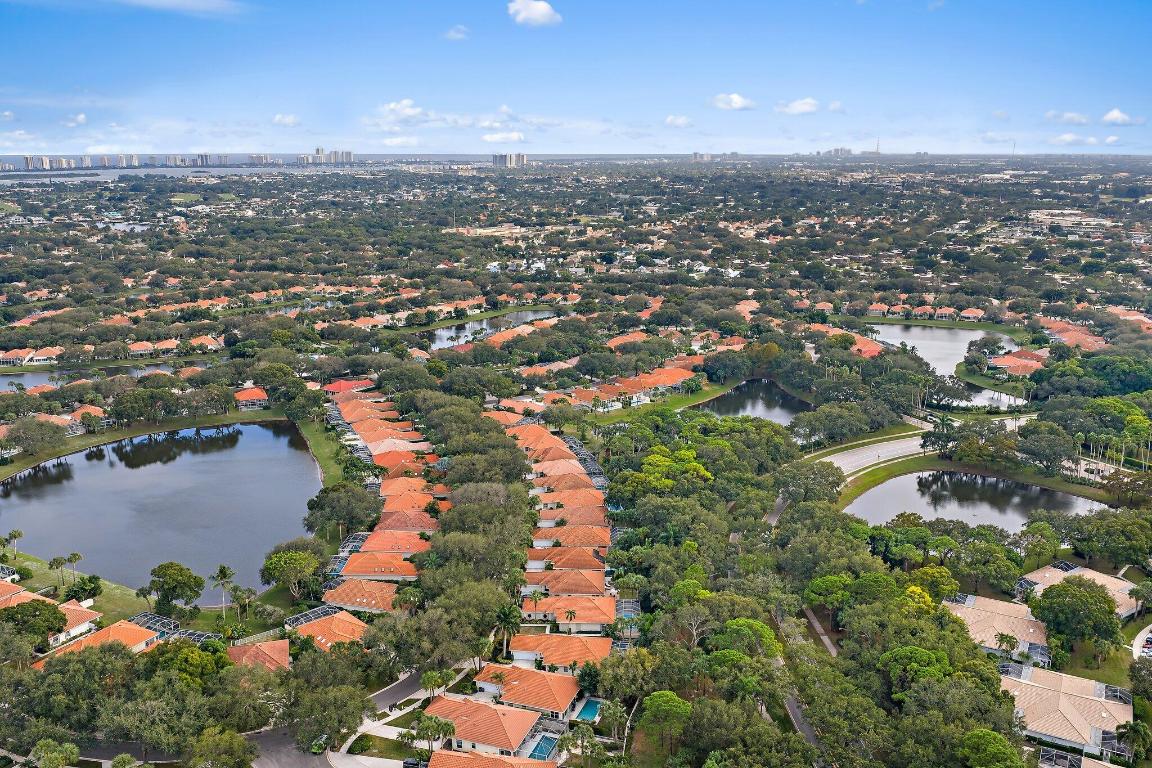 231 E Tall Oaks Cir Palm Beach Gardens, FL 33410
