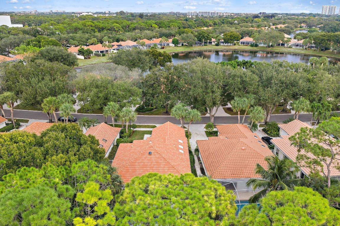 231 E Tall Oaks Cir Palm Beach Gardens, FL 33410