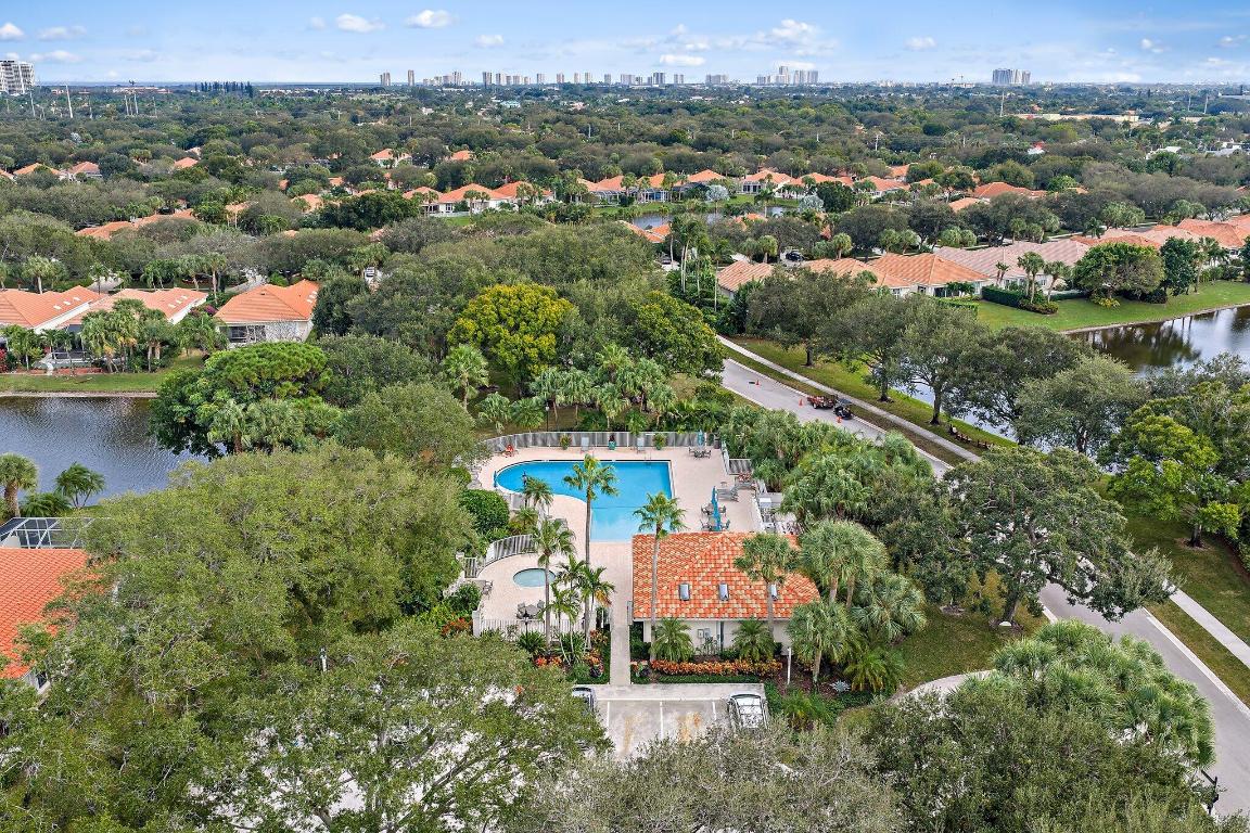 231 E Tall Oaks Cir Palm Beach Gardens, FL 33410