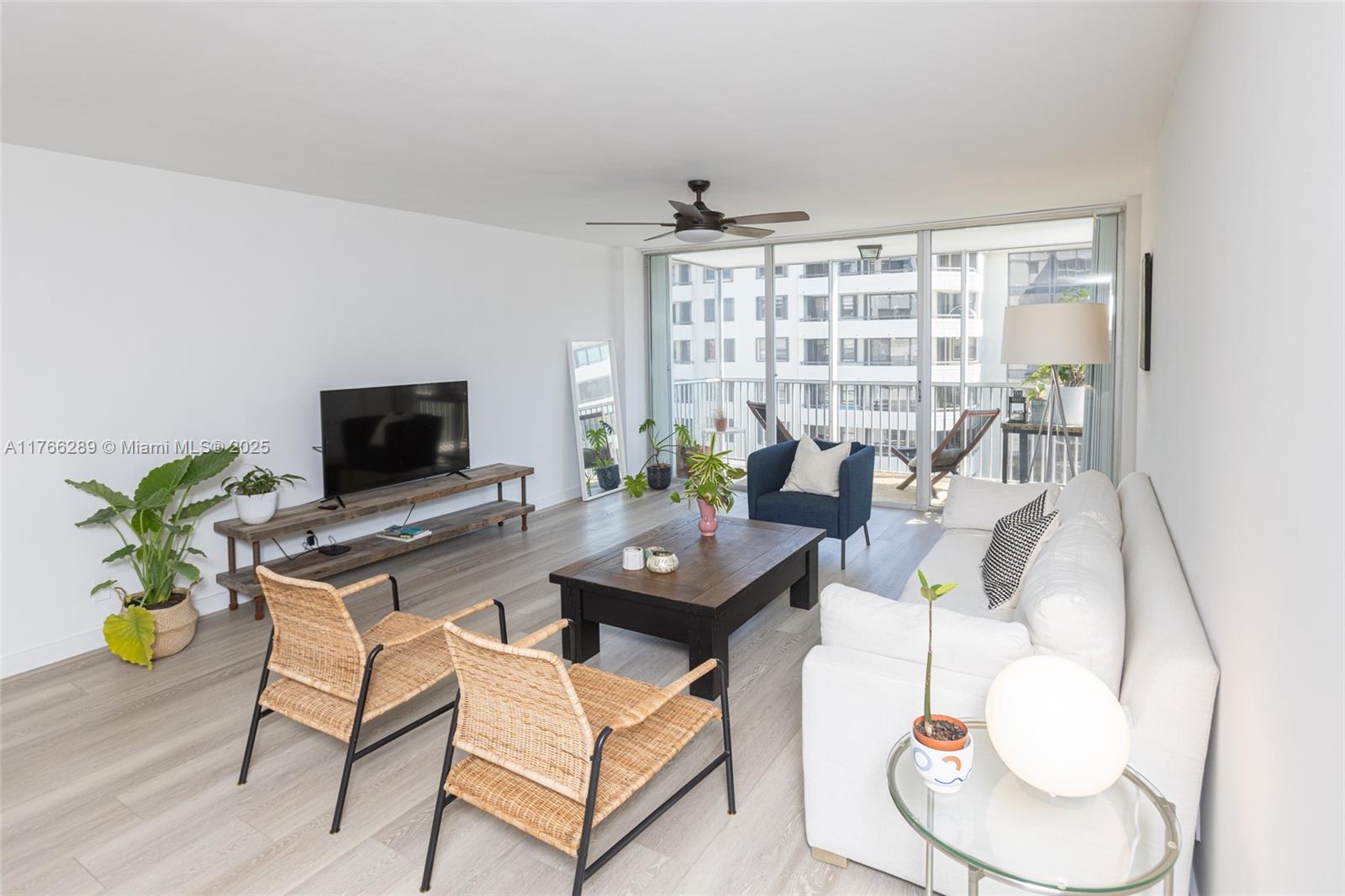 image Island Breakers Condo23