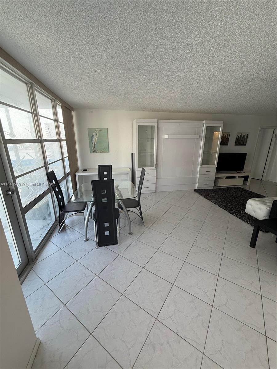 image Winston Towers 40025