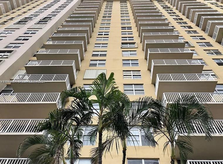image Winston Towers 4002