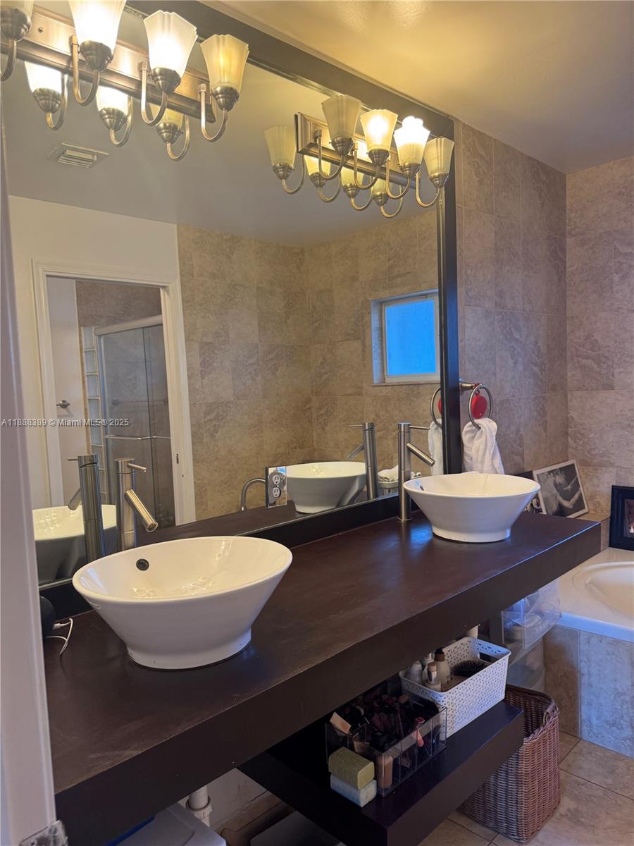 10233 NW 52nd Ln Doral, FL 33178