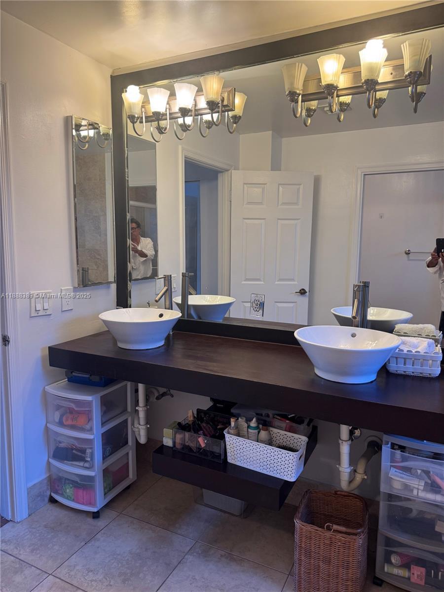 10233 NW 52nd Ln Doral, FL 33178