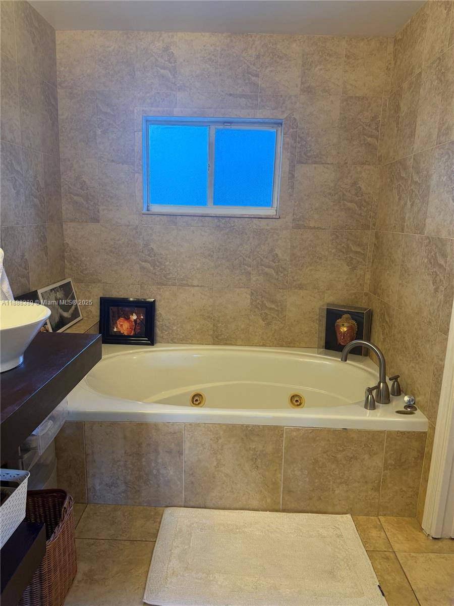 10233 NW 52nd Ln Doral, FL 33178