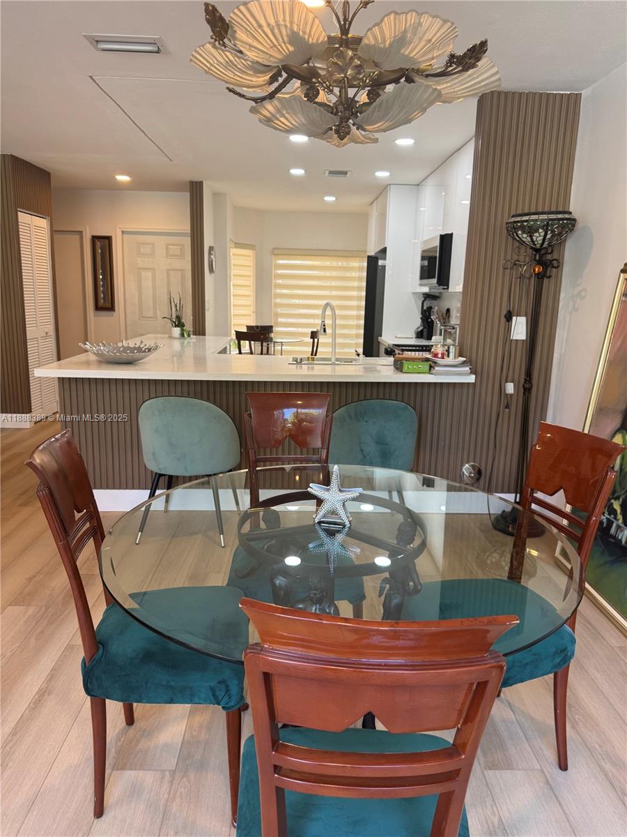 10233 NW 52nd Ln Doral, FL 33178