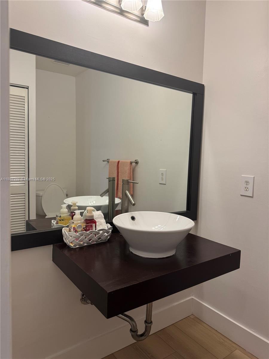 10233 NW 52nd Ln Doral, FL 33178