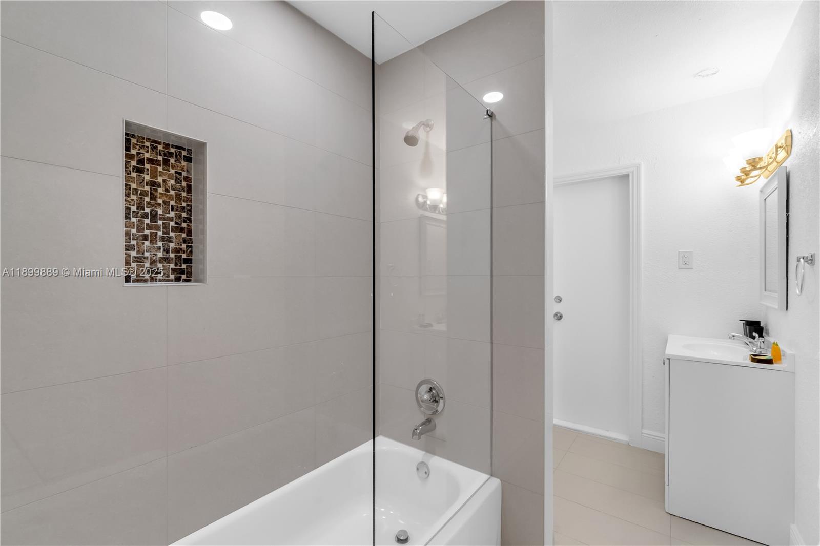 3961 NW 34th Ave Lauderdale Lakes, FL 33309