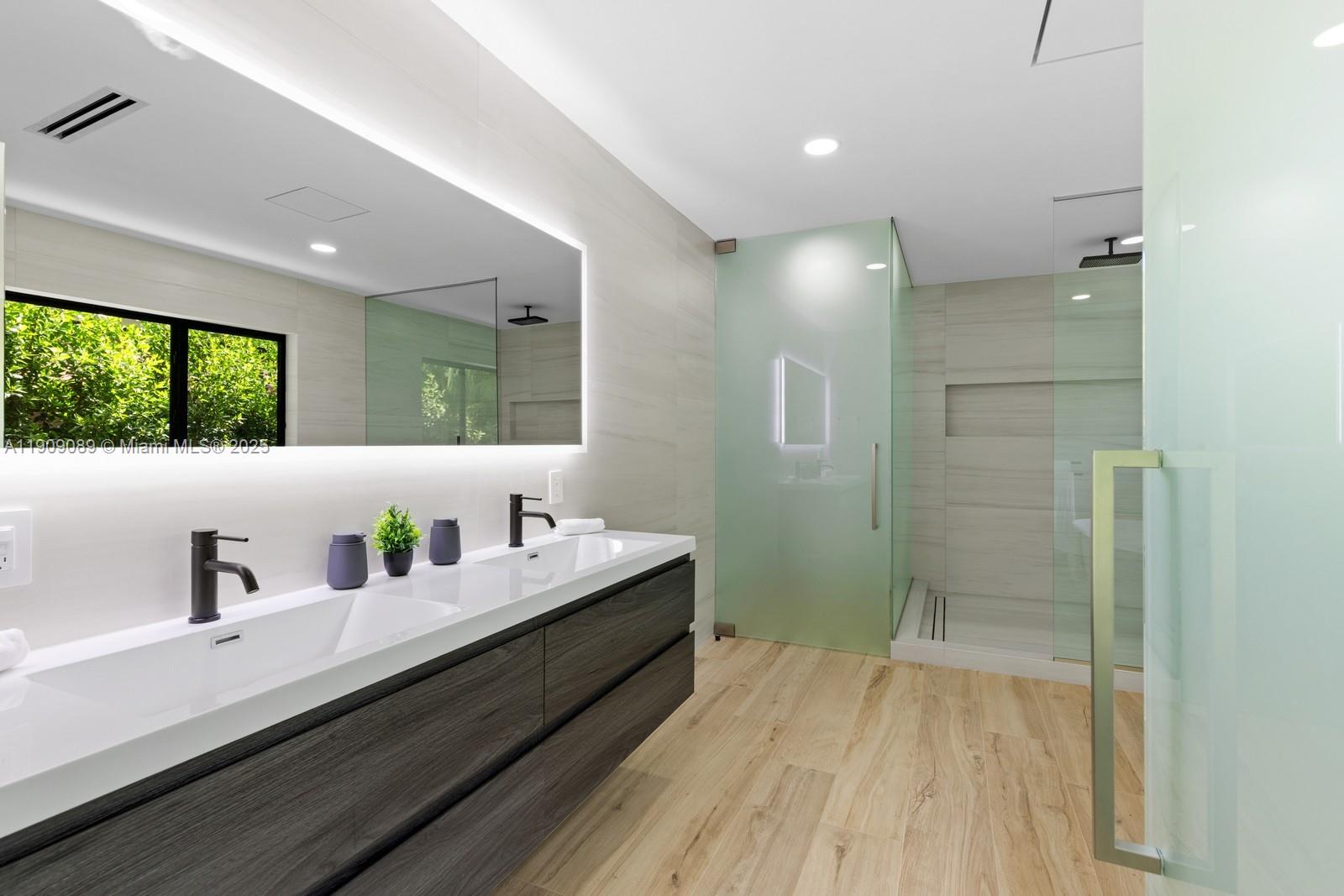 85 W Shore Dr W Miami, FL 33133