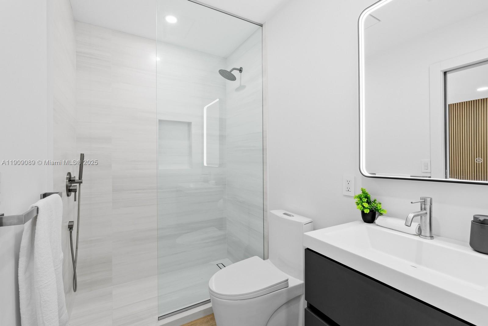 85 W Shore Dr W Miami, FL 33133