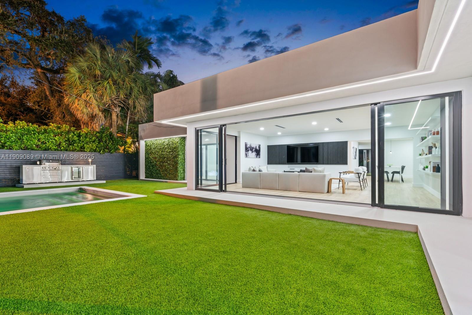 85 W Shore Dr W Miami, FL 33133