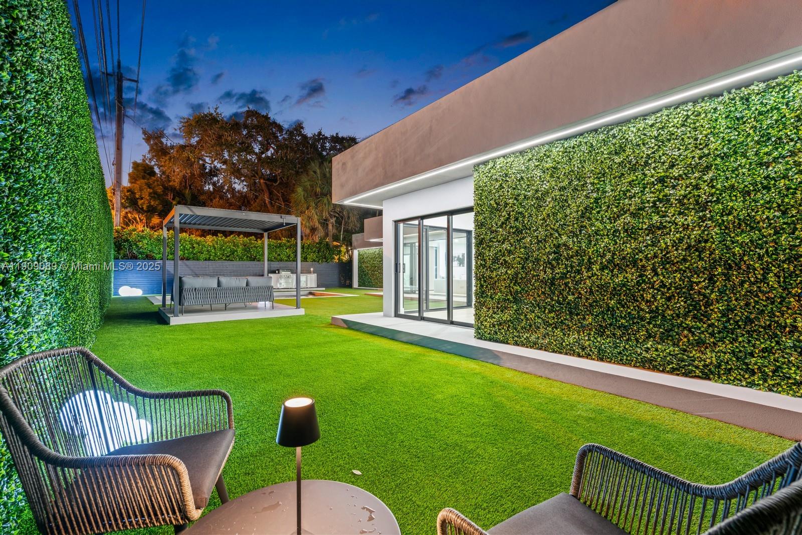 85 W Shore Dr W Miami, FL 33133