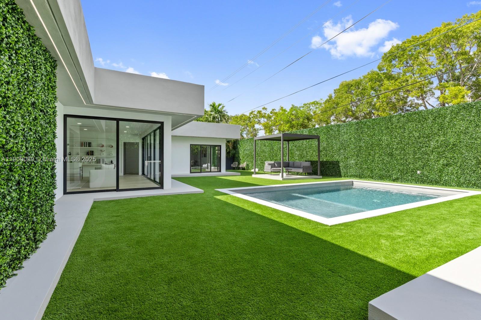 85 W Shore Dr W Miami, FL 33133