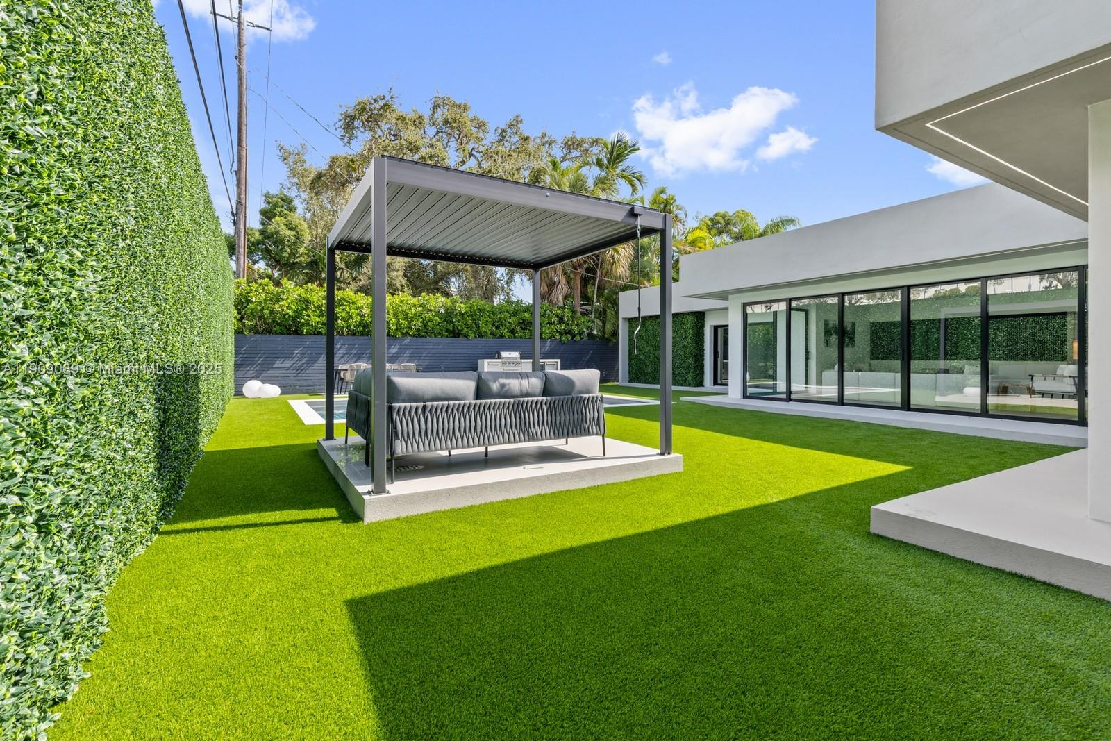 85 W Shore Dr W Miami, FL 33133