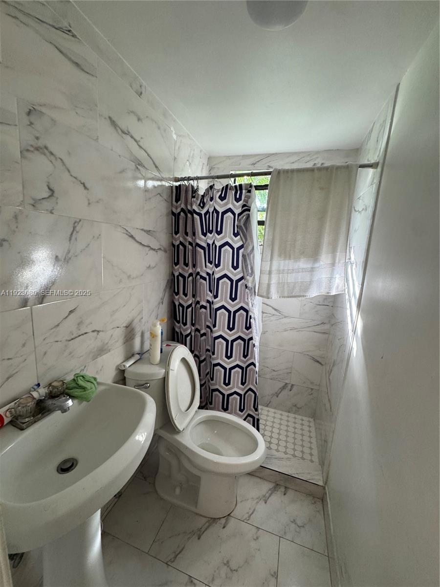 971 E 13th St Hialeah, FL 33010