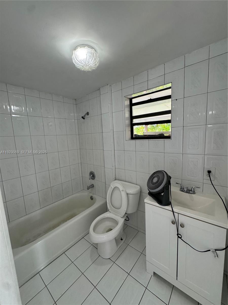 971 E 13th St Hialeah, FL 33010