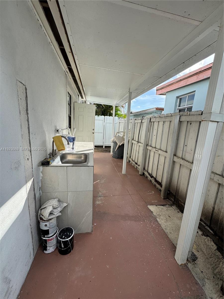 971 E 13th St Hialeah, FL 33010