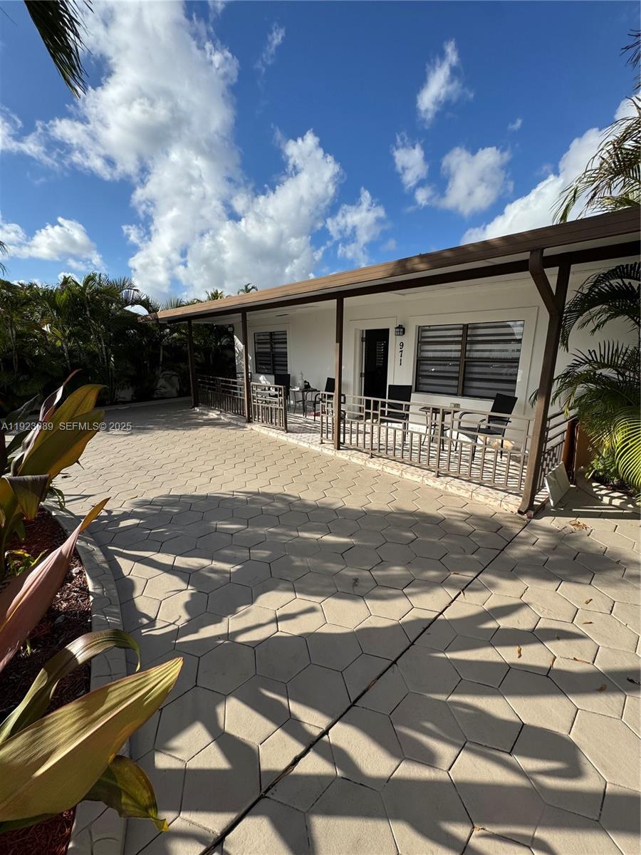971 E 13th St Hialeah, FL 33010