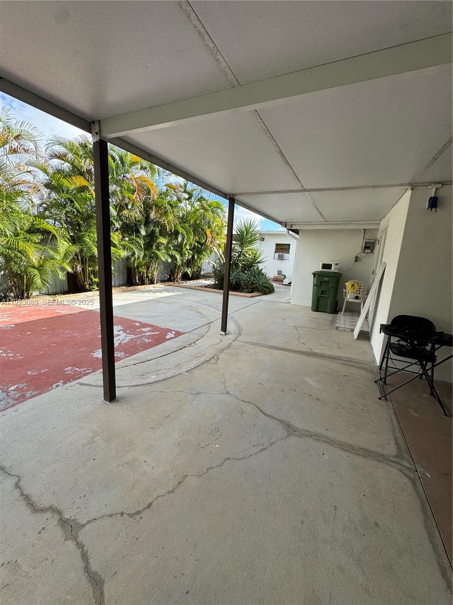 971 E 13th St Hialeah, FL 33010