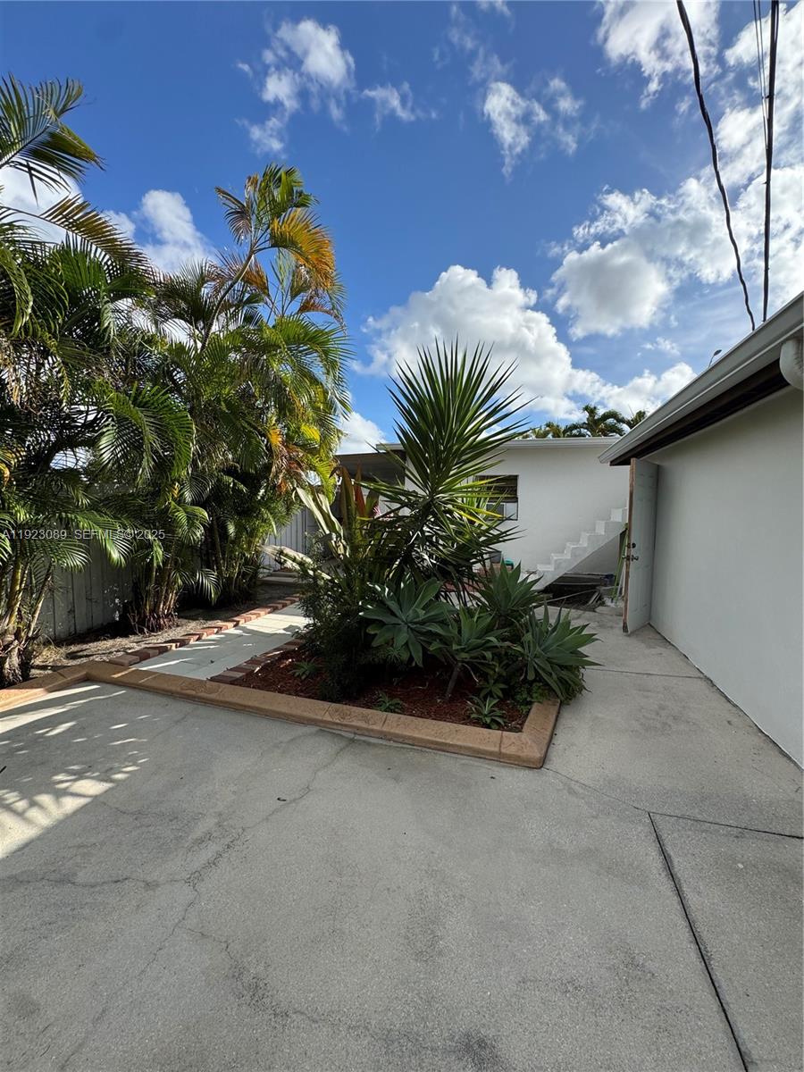 971 E 13th St Hialeah, FL 33010