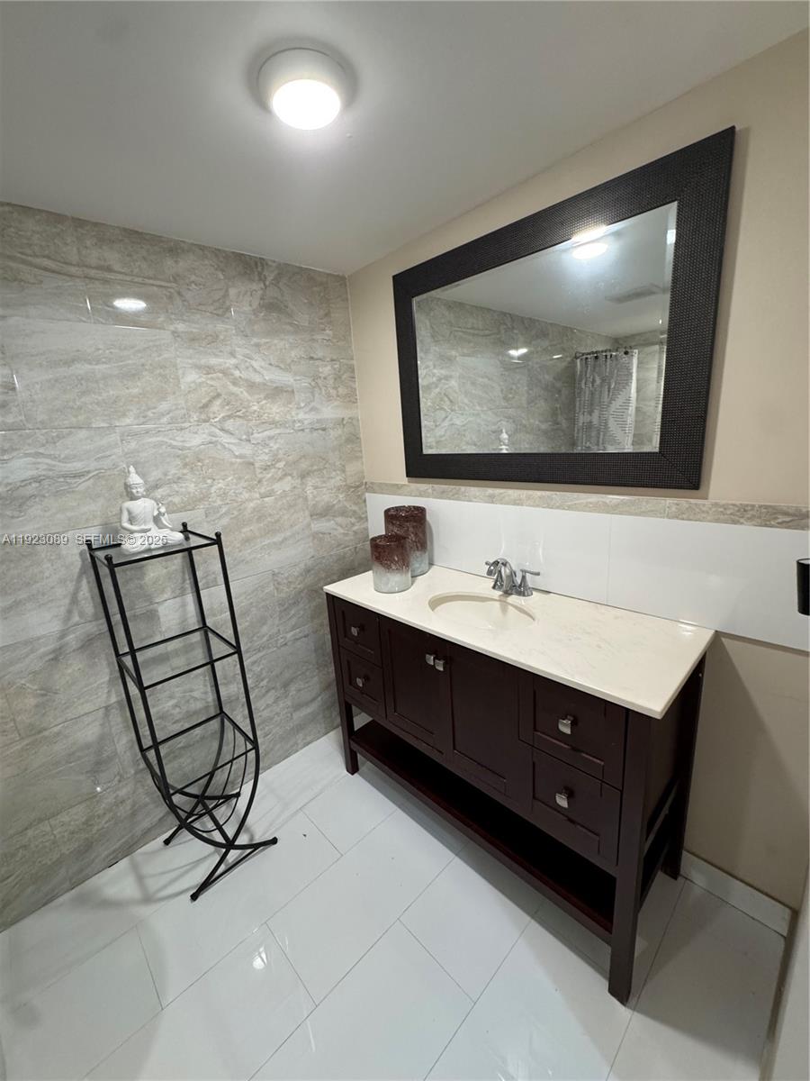 971 E 13th St Hialeah, FL 33010