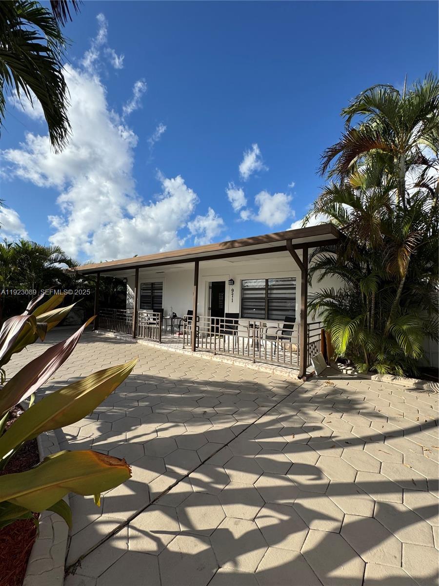 971 E 13th St Hialeah, FL 33010