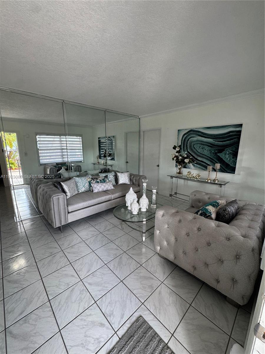 971 E 13th St Hialeah, FL 33010