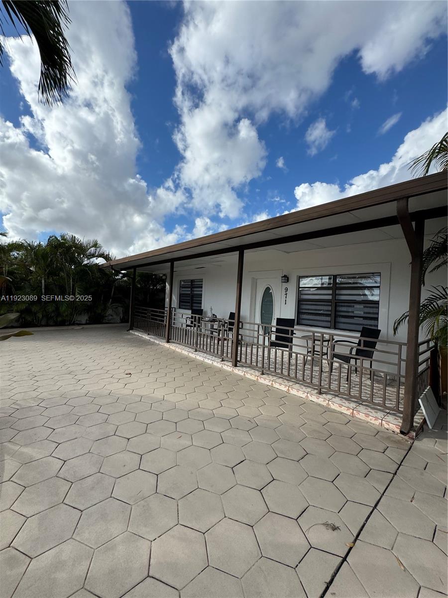 971 E 13th St Hialeah, FL 33010