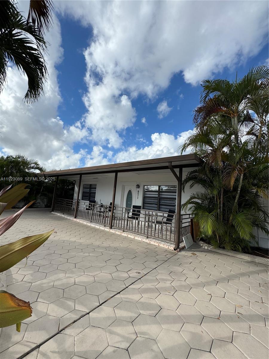 971 E 13th St Hialeah, FL 33010
