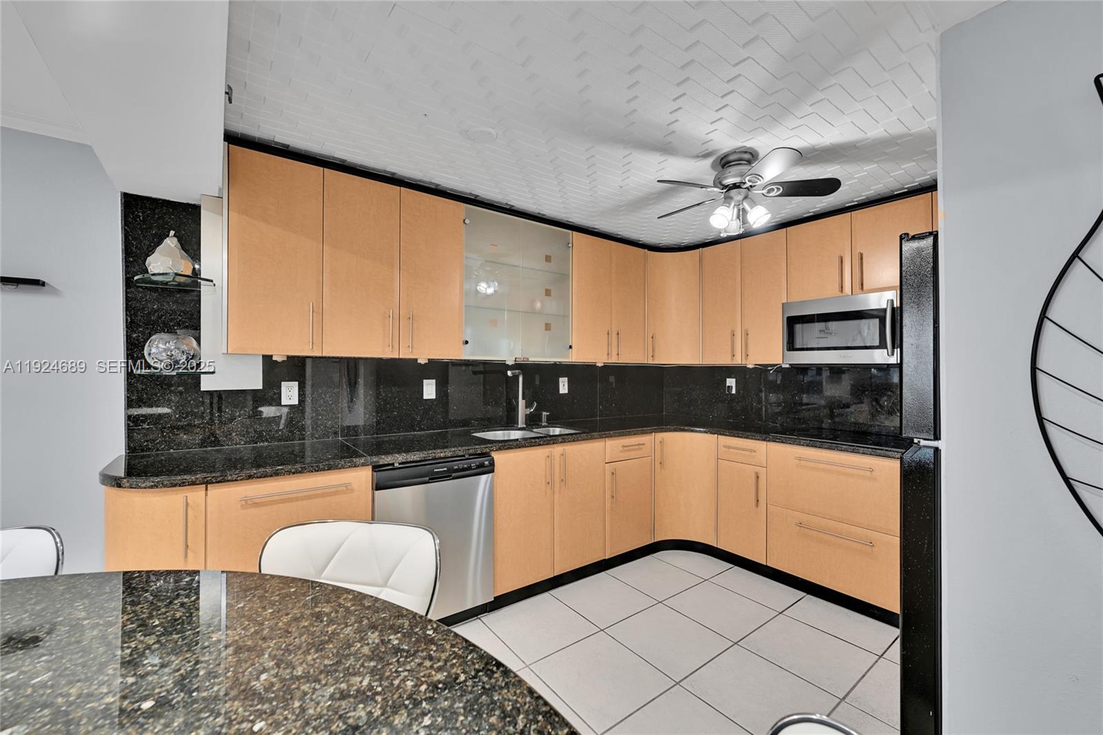 6039 Collins Ave #621 Miami Beach, FL 33140