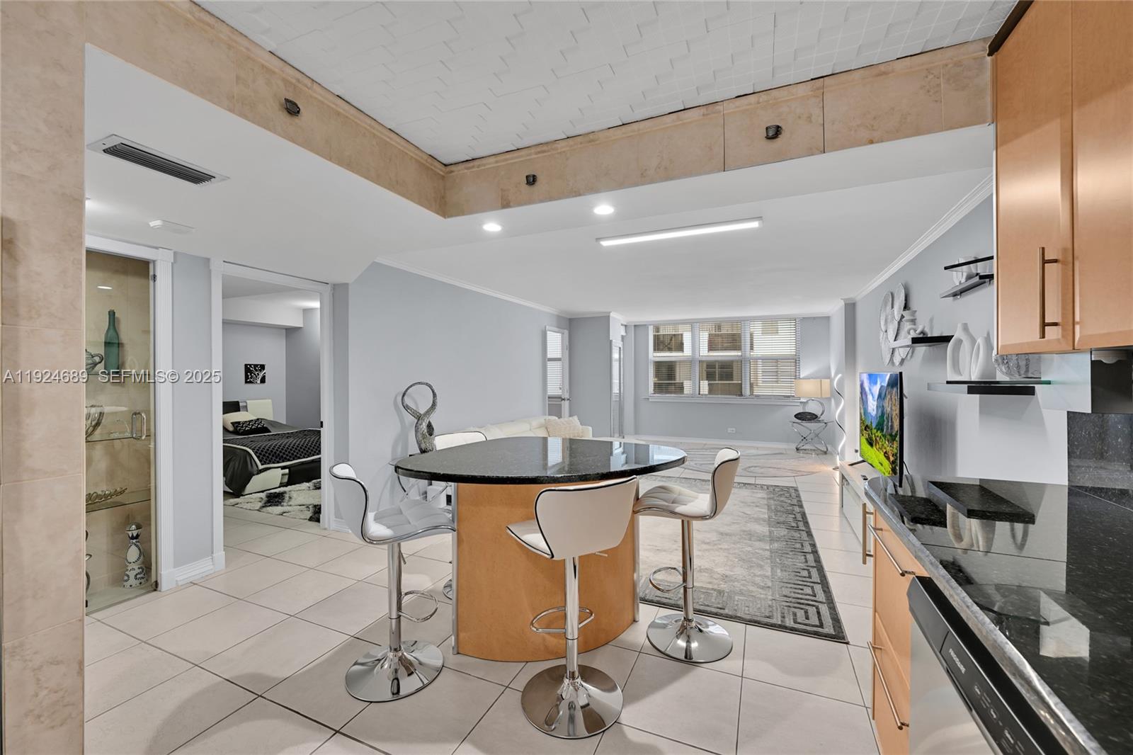 6039 Collins Ave #621 Miami Beach, FL 33140