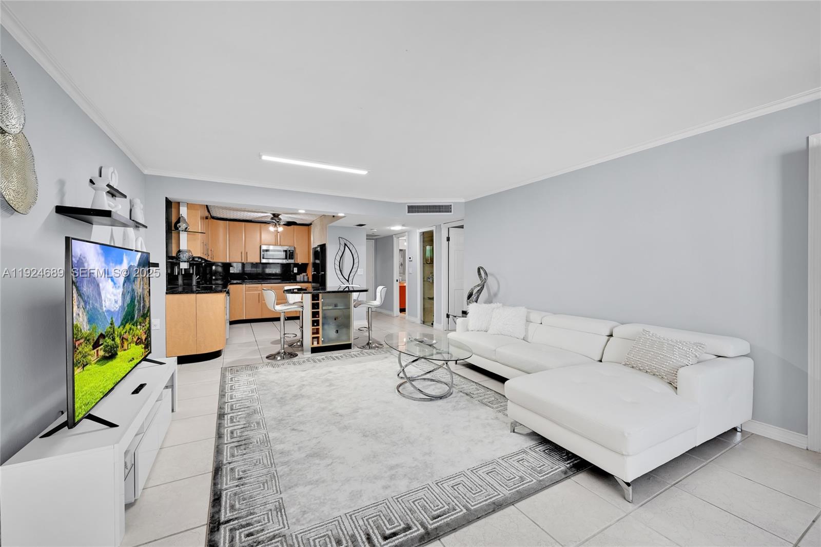 6039 Collins Ave #621 Miami Beach, FL 33140