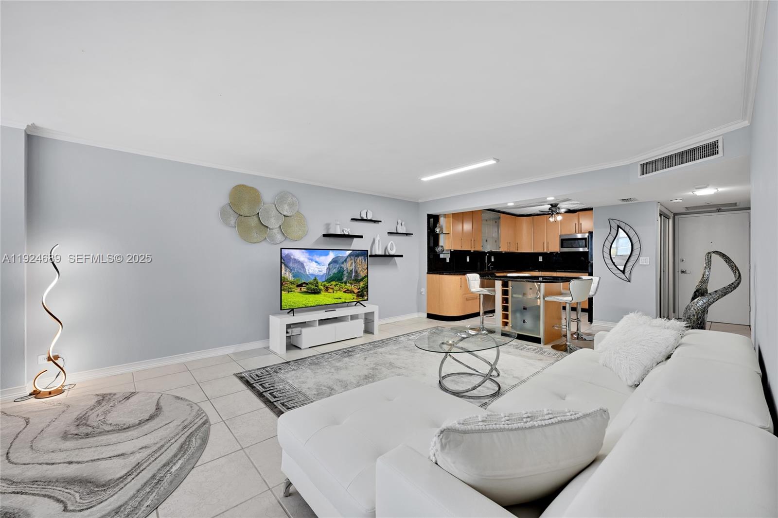 6039 Collins Ave #621 Miami Beach, FL 33140