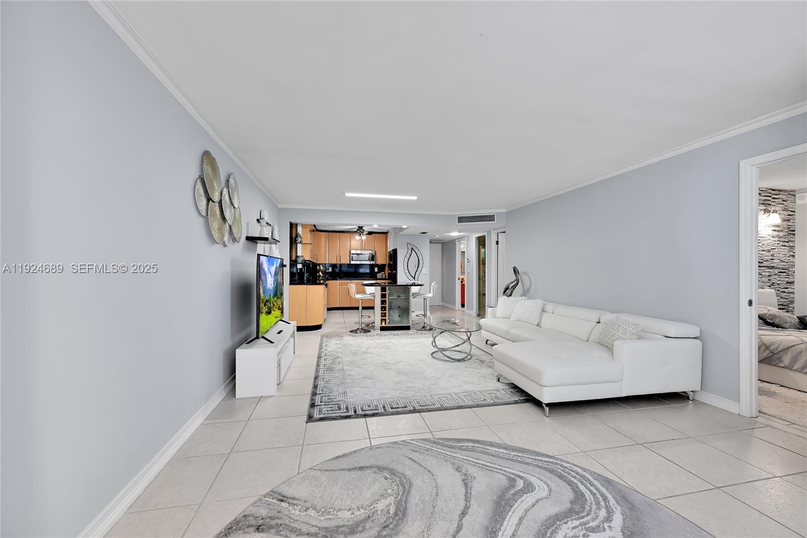 6039 Collins Ave #621 Miami Beach, FL 33140